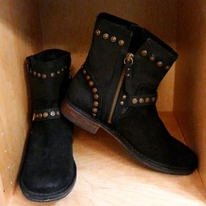 Size 10 Ugg Fabriza suede ankle boots.